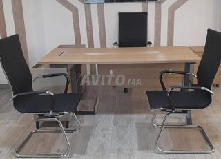 Bureau importé marron au style intemporel