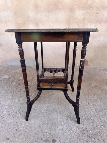 Table d’appoint ancienne à étagères