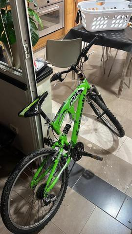 vélo kawasaki enfants d’1m50 environ max  