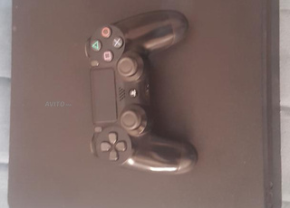 Ps4 très bon état avec une manette et des jeux