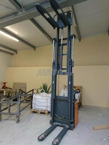 **رافعة شوكية للمستودعات أو المصانع في عرض خاص