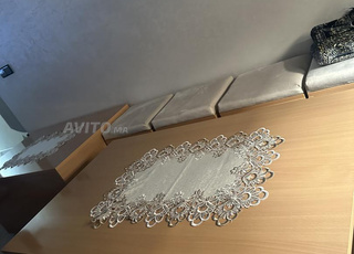 2 tables et 4 pouffes 