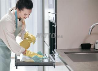 امرأة تنظيف أفريقية ومغربية