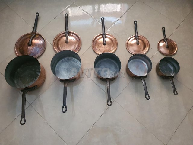 Batterie de casserole en cuivre avec couvercle