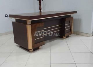 	مكاتب ذات تصميم عصري