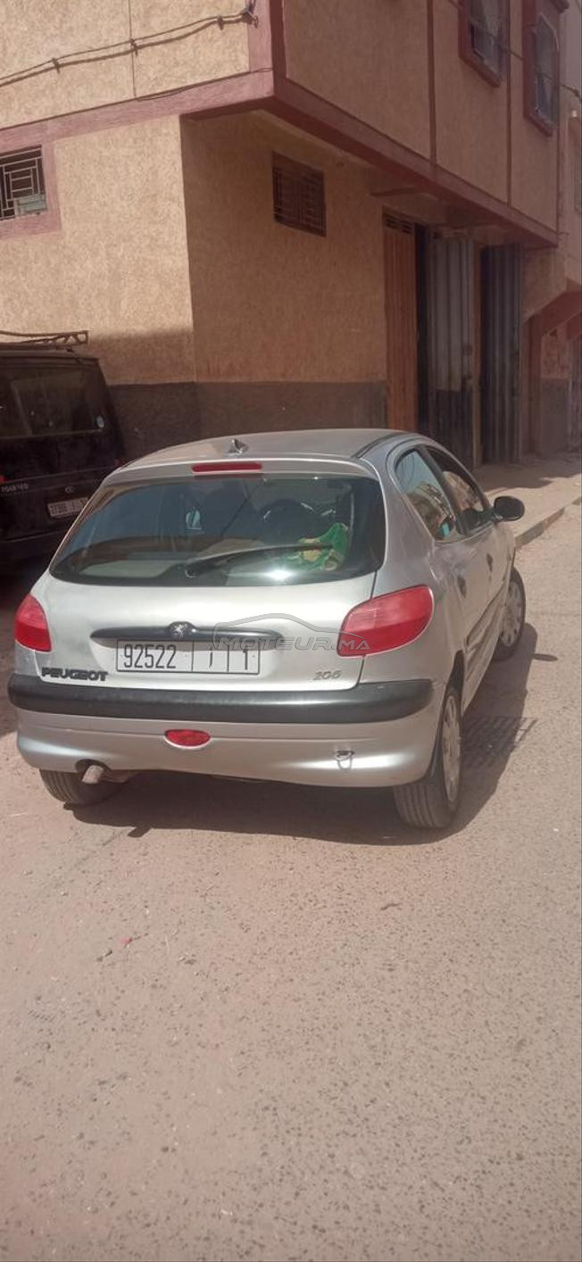 سيارة من نوع بيجو 206