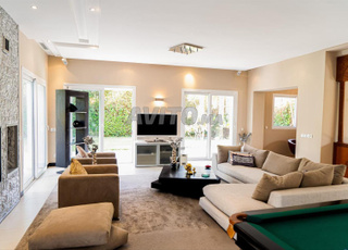 Très jolie villa avec piscine à Bouskoura 