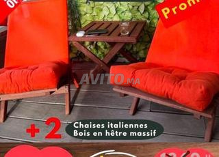 Deux chaises pliantes en bois avec table pliable 