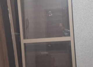 باب وشرجم الزجاج بالالمنيوم 