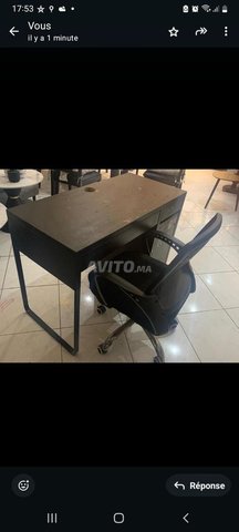 bureau et chaise de bureau