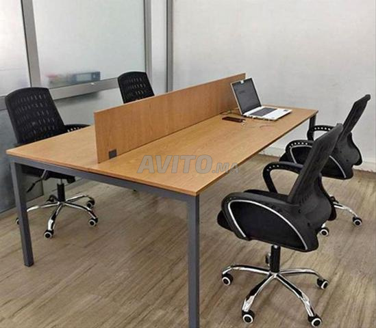 Bureau de Travail Partagé – 4 Postes avec Cloison