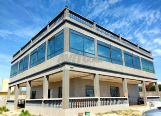 فيلا تضم مشروع اسطبل الخيول للبيع بثمن مناسب بطنجة