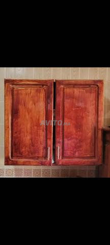 خزانة خشبية حجم 65x75 مع رف داخلي للبيع بحالة جيدة