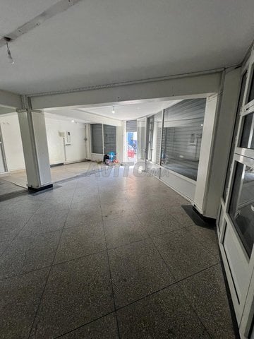 محل تجاري بمساحة 85 متر مربع و قبو بمساحة 212 متر مربع للإيجار في ه م كازا.