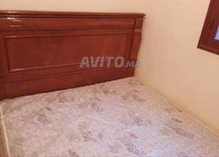 Cadre de lit de bois avec matelas deux places  