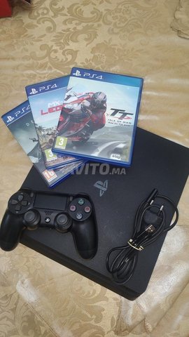 PS4 Slim et console de jeux 