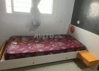 lits avec matelas et bureau