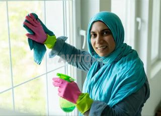 امرأة تنظيف مغربية متعددة المهام