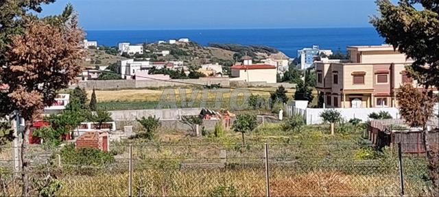 أرض 1118م² مُسجلة لبناء فيلا مطلة على البحر