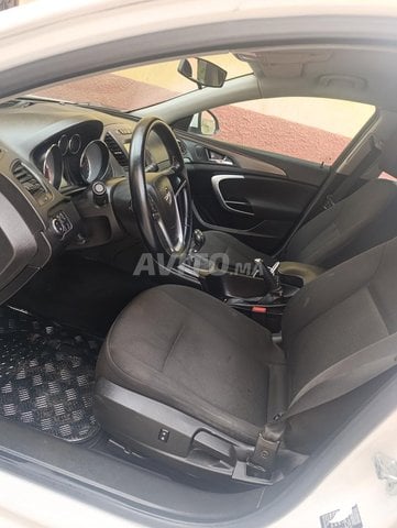 Opel insignia model 2010 ba9a n9ya li bghaha mr7ba