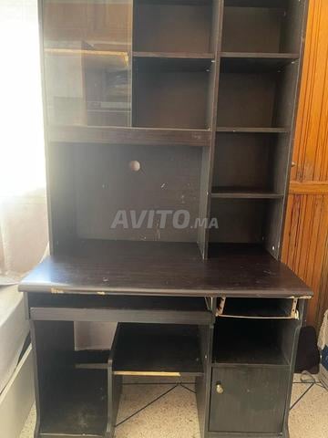 Bureau d'étude en bois d'occasion avec étagères 