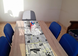  TABLE de BUREAU / 5 CHAISES/ NAPPE/ 