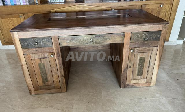 bureau en noyer et cuivre avec 03 chaises