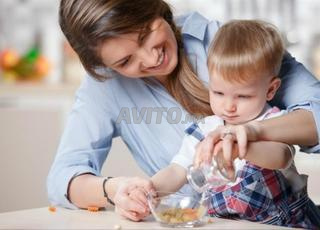 مربية وامرأة تنظيف