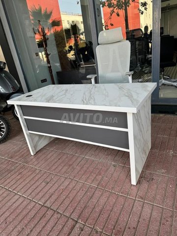 Bureau moderne avec plateau effet marbre blanc