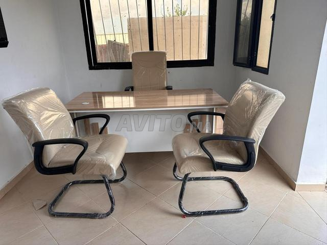 Bureau minimaliste blanc mat avec tiroir 