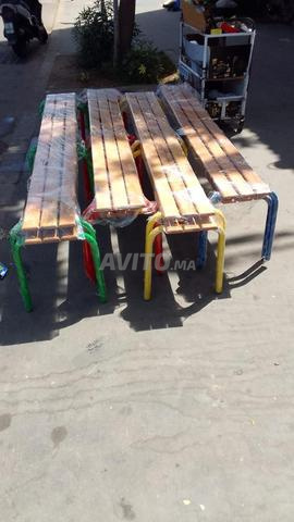 Banc semi-métallique pratique