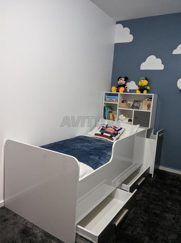 Lit enfant avec bibliothèque