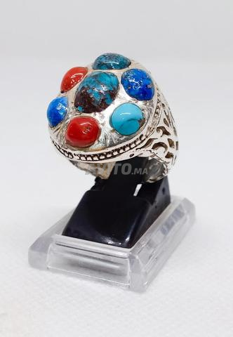 خاتم نقرة متوج بالفيروز والمرجان واللاوزورد 