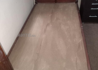 مضربة و سرير من الخشب للبيع بثمن جد مناسب