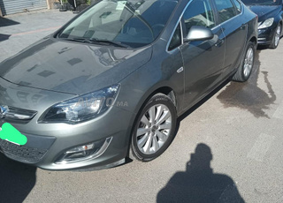 Opel Astra berline 2019 excellent état 