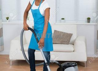 عاملة نظافة أفريقية وإيفوارية