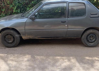 Peugeot 205 Essence Manuelle 1985 à Meknès