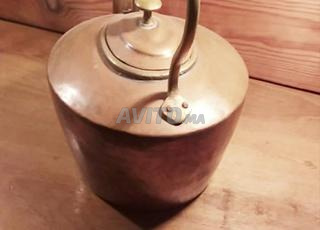 Théière en métal ancienne