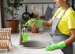 امرأة تنظيف وطهي متعددة الاستخدامات