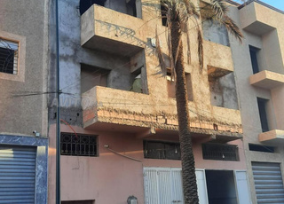 منزل 2 طبقات فيها مكازة