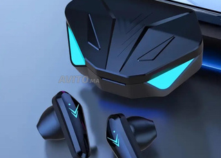 Les airpods X15 À L'écoute de La Musique.