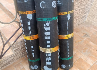 6 rouleaux de goudron 