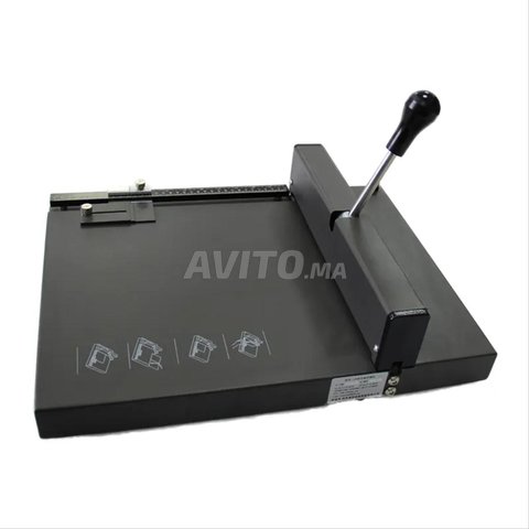 Machine manuelle de rainage et de perforation 