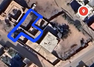 منزل قديم وحوش كبير