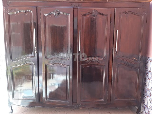 Armoire en bois chaine