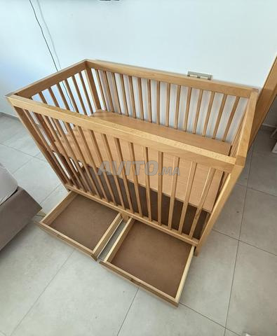 Lit bébé en bois dur 120 x 60cm avec deux tiroirs 