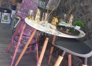 table avec deux chaises 