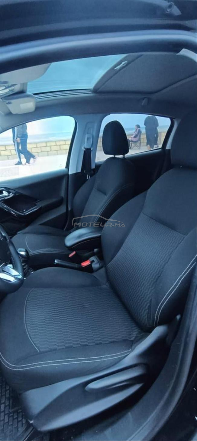 Peugeot 208 white édition 