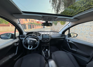 Peugeot 208 white édition 