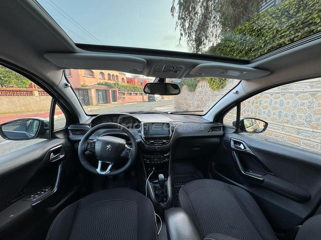 Peugeot 208 white édition 